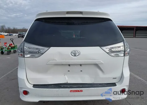 2014 Toyota Sienna Se 8 Passenger z USA, uszkodzony, nr VIN 5TDXK3DC9ES478372
